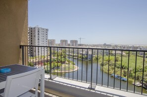 One Bedroom Waters Edge | Balkong