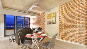 One Bedroom Matrix | Makan di kamar