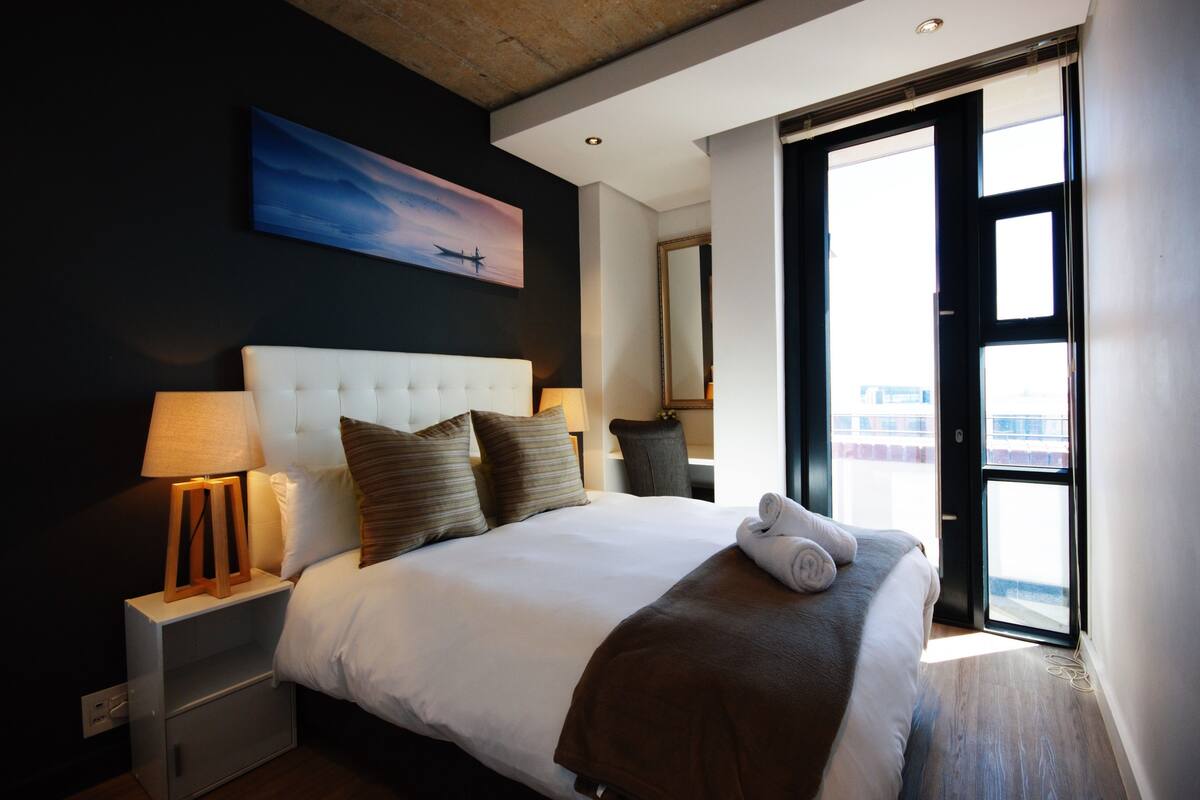 Appartement, 3 slaapkamers | Een kluis op de kamer, een strijkplank/strijkijzer, babybedden