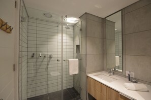 Two Bedroom Superior Matrix | Baño | Ducha, artículos de higiene personal gratuitos y toallas