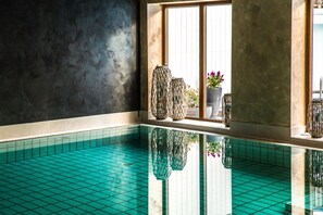 Indoor pool, outdoor pool - DAS AUNHAMER Suite & Spa Hotel - Adults Only (Bad Griesbach im Rottal)