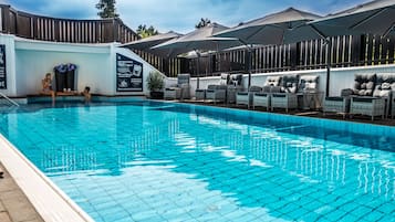 Een binnenzwembad en een buitenzwembad