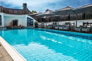 Indoor pool, outdoor pool - DAS AUNHAMER Suite & Spa Hotel - Adults Only (Bad Griesbach im Rottal)