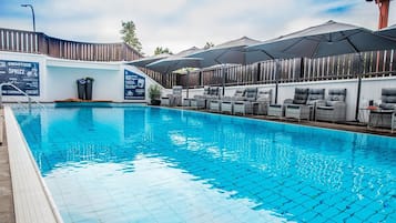 Una piscina techada, una piscina al aire libre