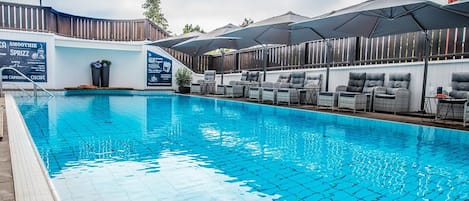 Una piscina cubierta, una piscina al aire libre