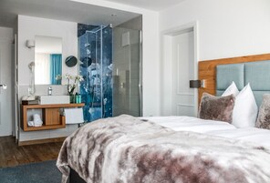 Minibar, caja de seguridad en la habitación y escritorio 