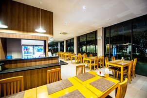 供应早餐、午餐和晚餐，泰国菜