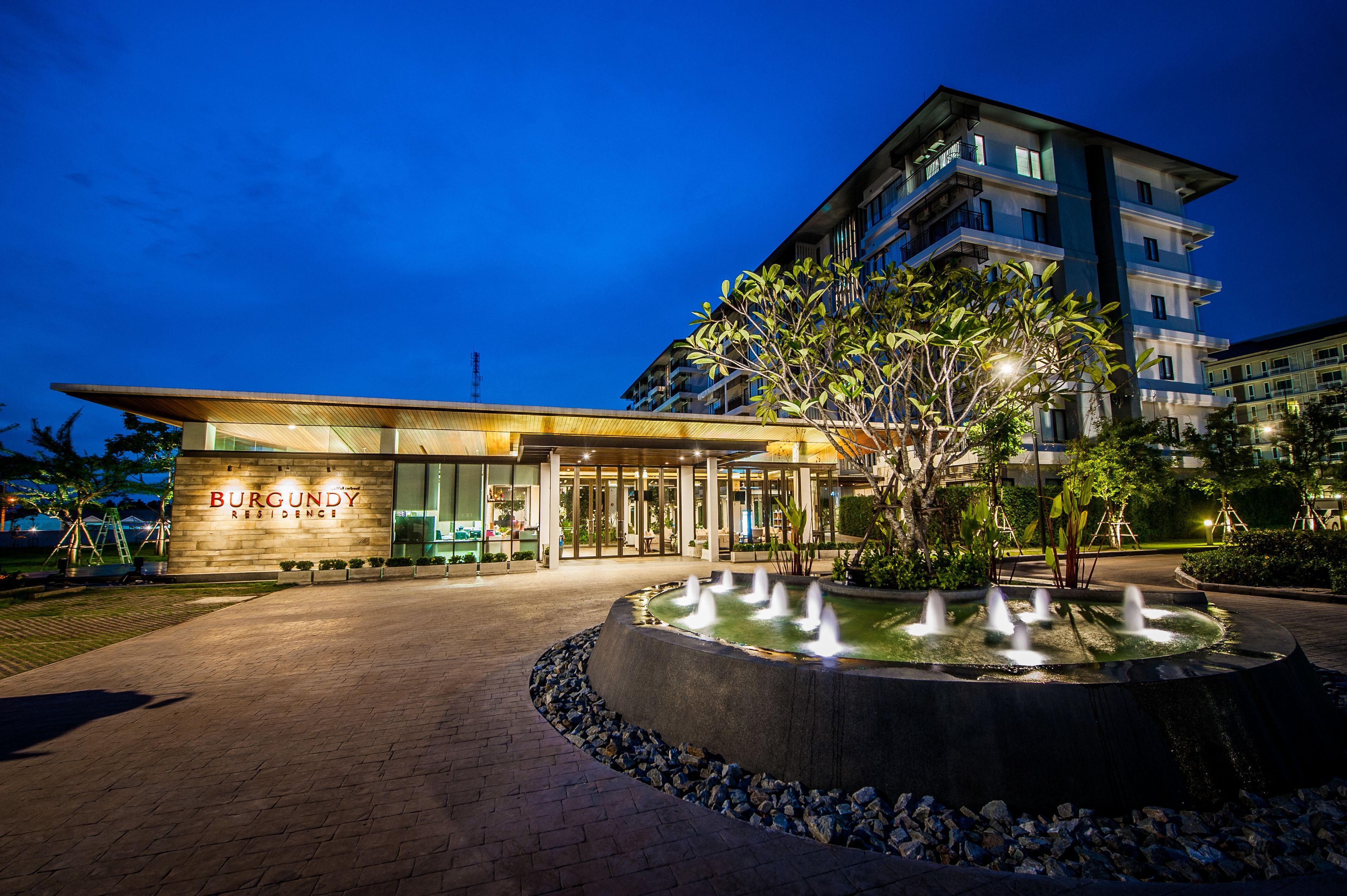 A szálláshely homlokzata – este/éjszaka