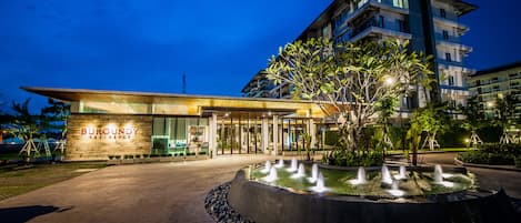 住宿正面 - 傍晚/夜晚