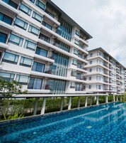 室外游泳池，日光浴躺椅