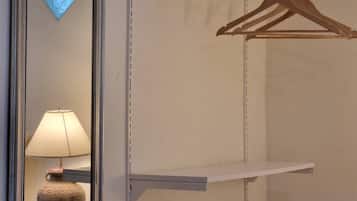 Queen Air Conditioning Room with Garden View | Coffres-forts dans les chambres, lits pliants/supplémentaires