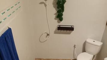 Bamboo Fan Room with Garden View  | Baño | Regadera, amenidades de baño gratuitas, bidet, toallas