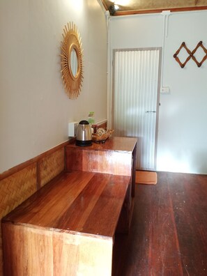 Bamboo Fan Room with Garden View  | Cofres nos quartos, roupa de cama