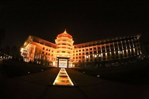 A building with a central tower and a symmetrical facade. - Ovation Seven-Cultivation Hotel (Langfang)