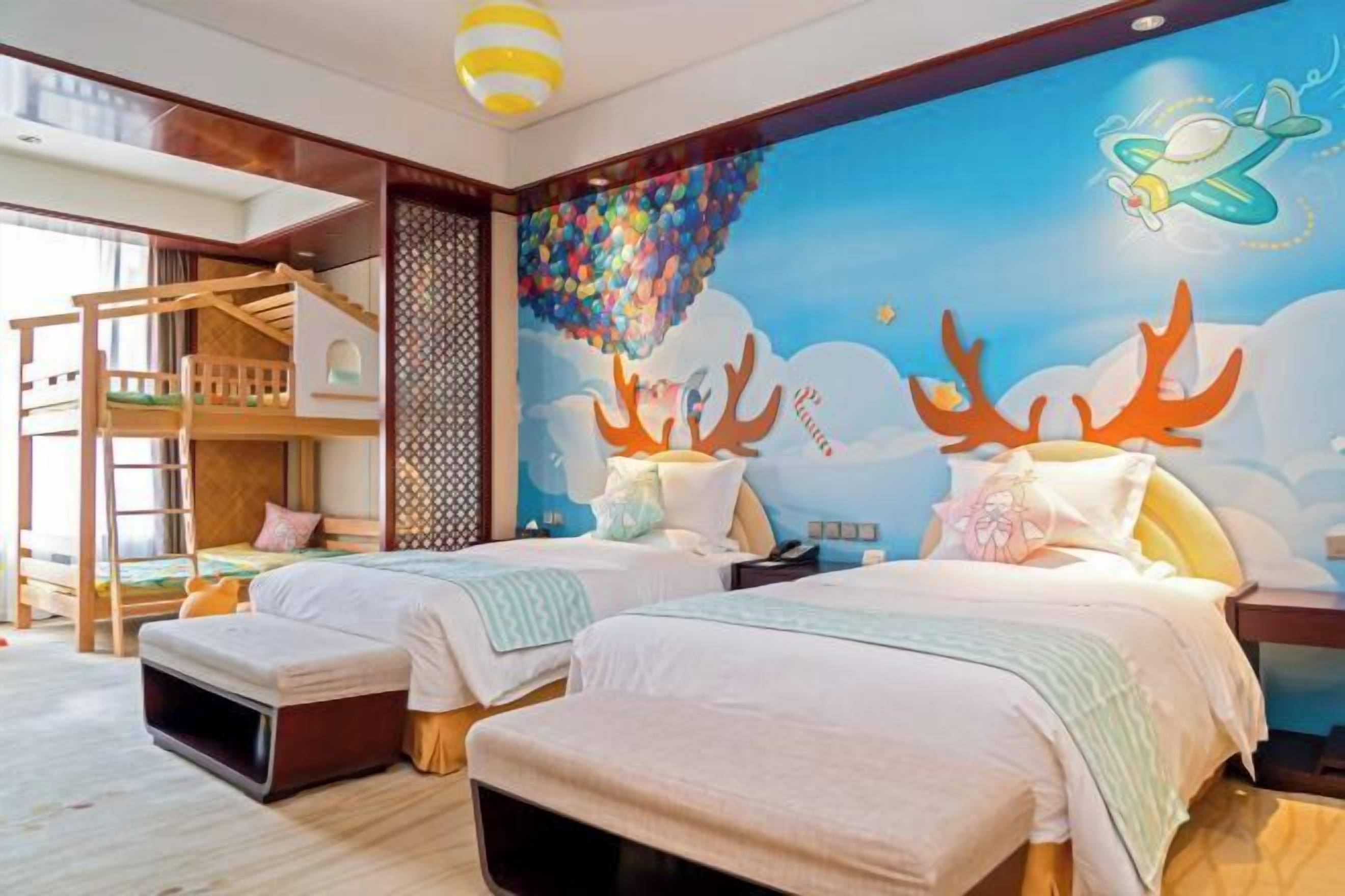 Frigobar, cofres nos quartos, escrivaninha, cortinas blackout