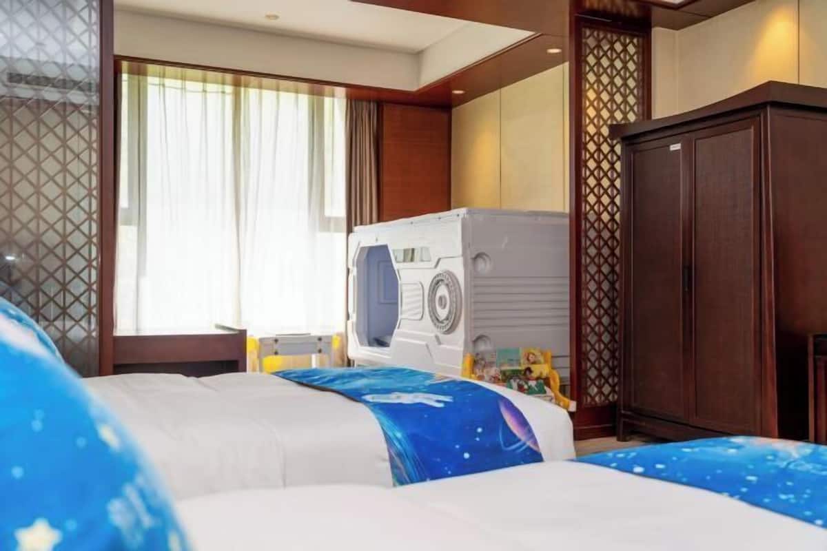 Minibar, coffres-forts dans les chambres, bureau, rideaux occultants