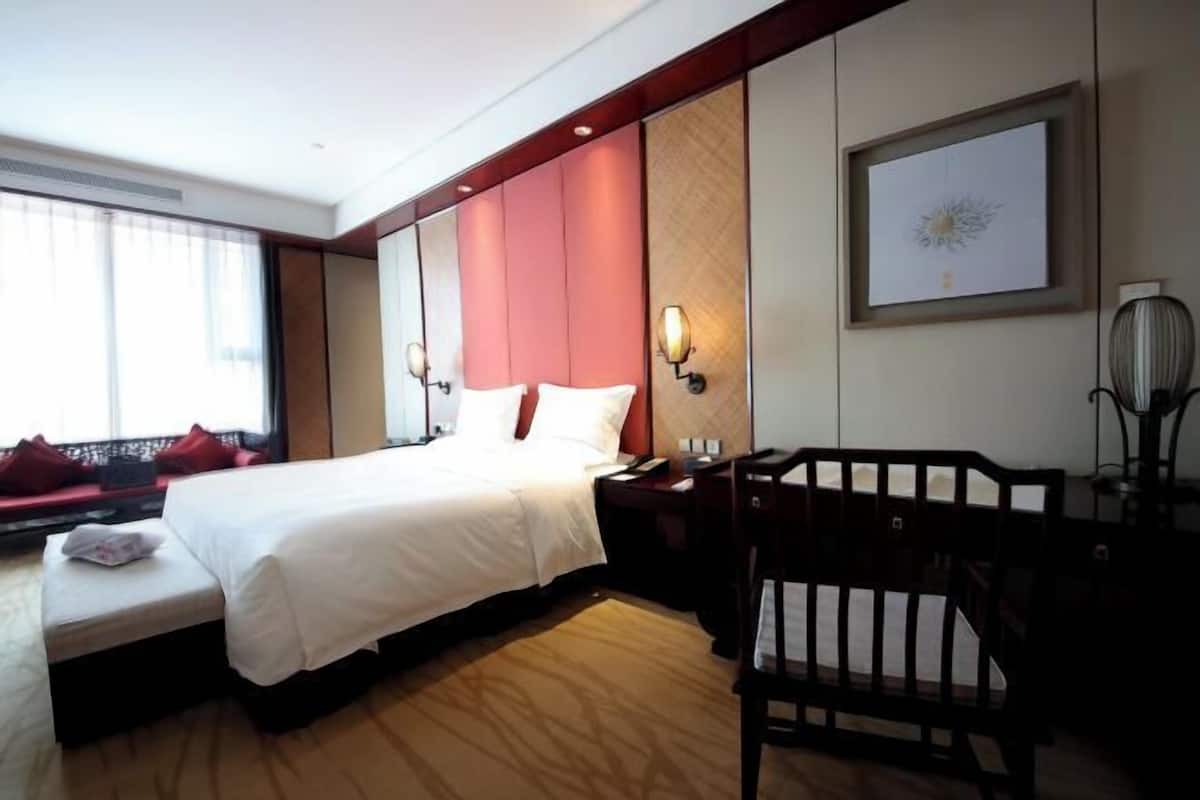 Minibar, värdeförvaringsskåp på rummet och skrivbord