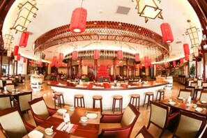 4 间餐厅，供应早餐、午餐和晚餐，中国菜