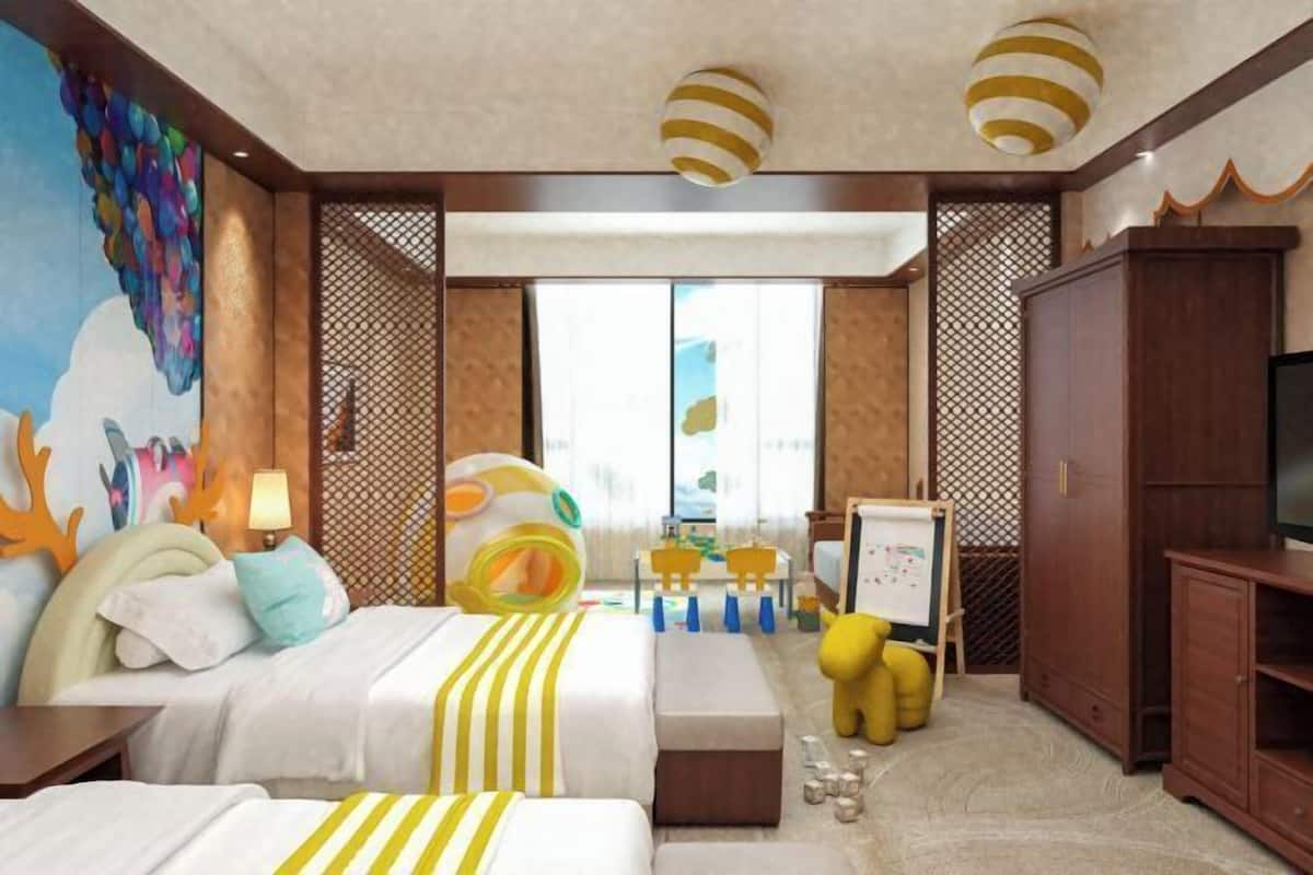 Minibar, coffres-forts dans les chambres, bureau, rideaux occultants