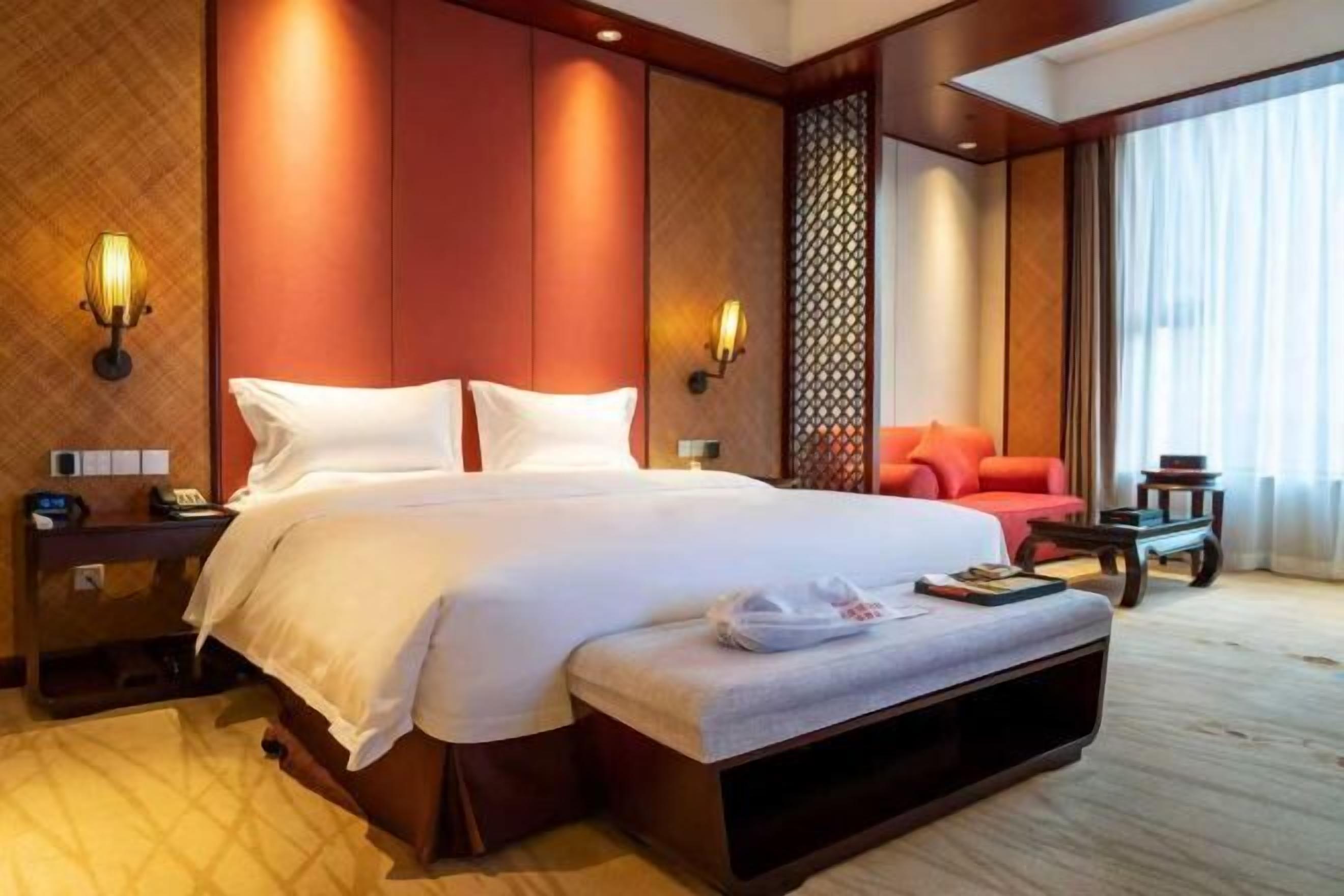 Minibar, caja de seguridad en la habitación y escritorio 