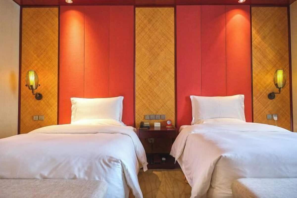 Minibar, coffres-forts dans les chambres, bureau, rideaux occultants
