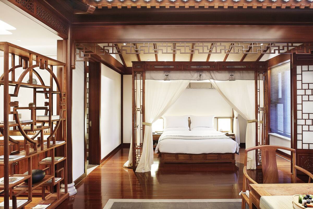 Boutique King Room | Minibar, in-room safe, desk, blackout curtains