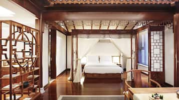 Boutique King Room | Minibar, in-room safe, desk, blackout drapes