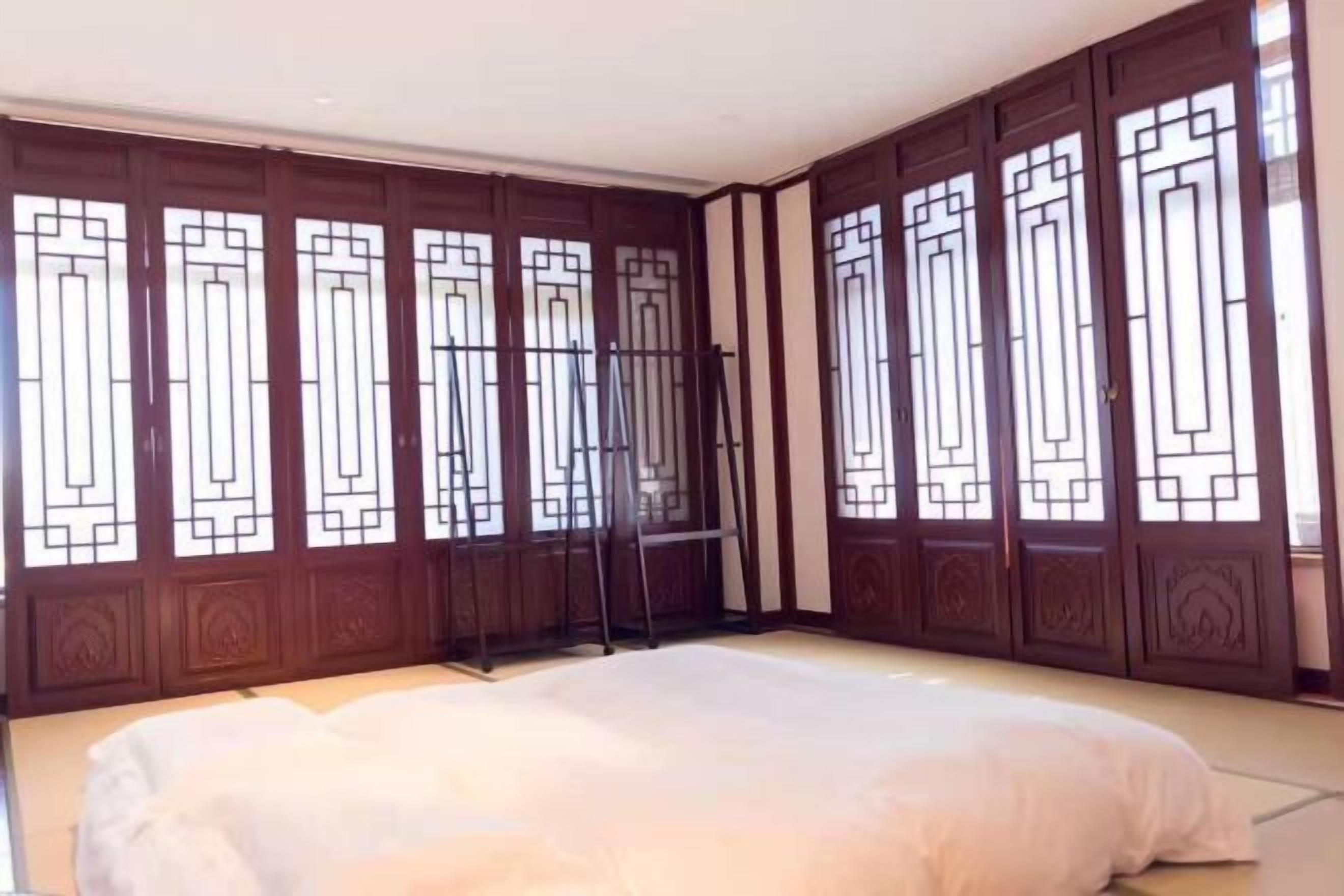 Frigobar, cofres nos quartos, escrivaninha, cortinas blackout