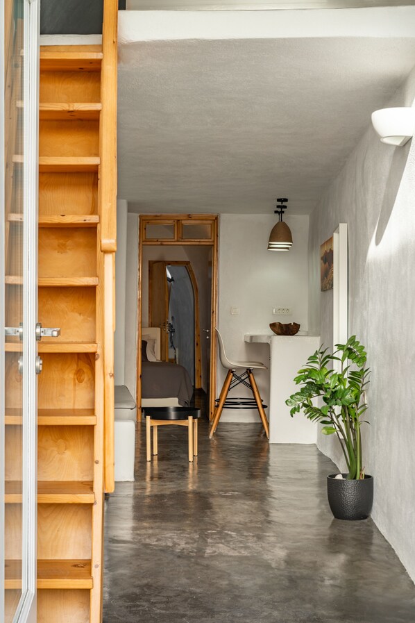 套房, 2 间卧室, 海景, 临海 | 起居区 | 32-英寸纯平电视 (配备卫星频道)、电视