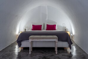 2 bedrooms, in-room safe, desk, soundproofing - Akron Cliff Suite (Santorini)