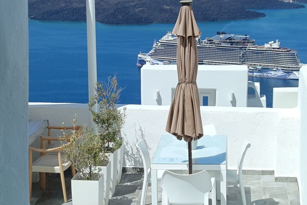 Suite, 2 Bedrooms, Sea View, Sea Facing | 2 bedrooms, in-room safe, desk, soundproofing