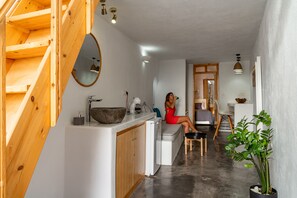 Σουίτα, 2 Υπνοδωμάτια, Θέα στη Θάλασσα, Θέα στη Θάλασσα | Περιοχή καθιστικού | Τηλεόραση με επίπεδη οθόνη 32 ιντσών με δορυφορικά κανάλια, τηλεοράσεις