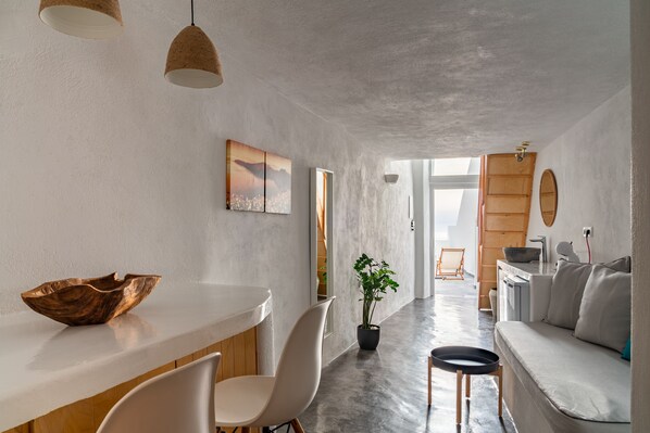 Σουίτα, 2 Υπνοδωμάτια, Θέα στη Θάλασσα, Θέα στη Θάλασσα | Περιοχή καθιστικού | Τηλεόραση με επίπεδη οθόνη 32 ιντσών με δορυφορικά κανάλια, τηλεοράσεις