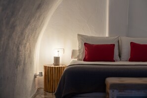 Suite, 2 Bedrooms, Sea View, Sea Facing | 2 bedrooms, in-room safe, desk, soundproofing - Akron Cliff Suite (Santorini)