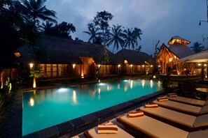 2 piscines extérieures, chaises longues