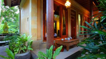 Bale Dangin | Premium bedding, in-room safe, desk, rollaway beds