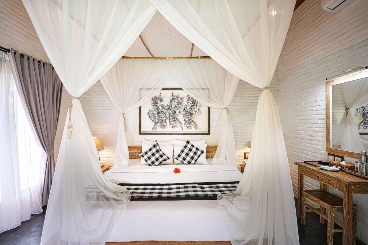 Habitación (Bale Batu) | Ropa de cama de alta calidad y caja de seguridad en la habitación 