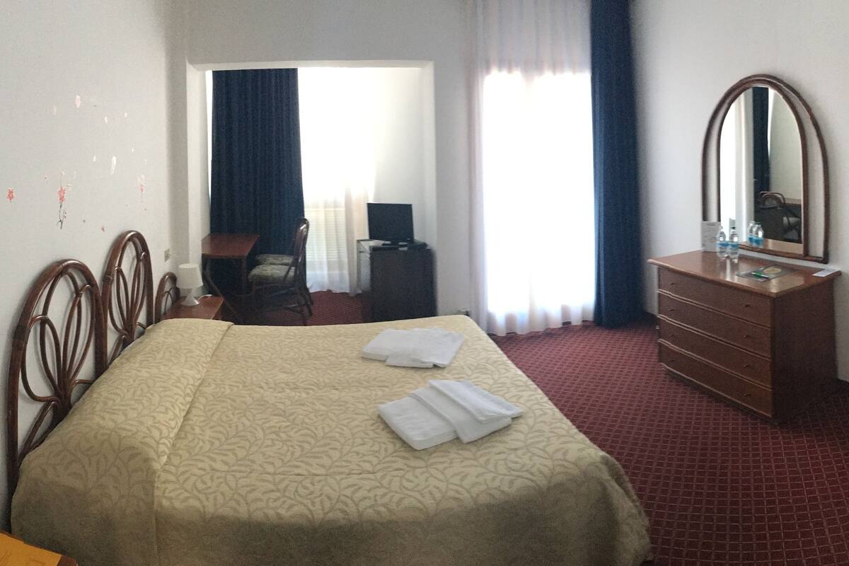 Frigobar, cofres nos quartos, escrivaninha