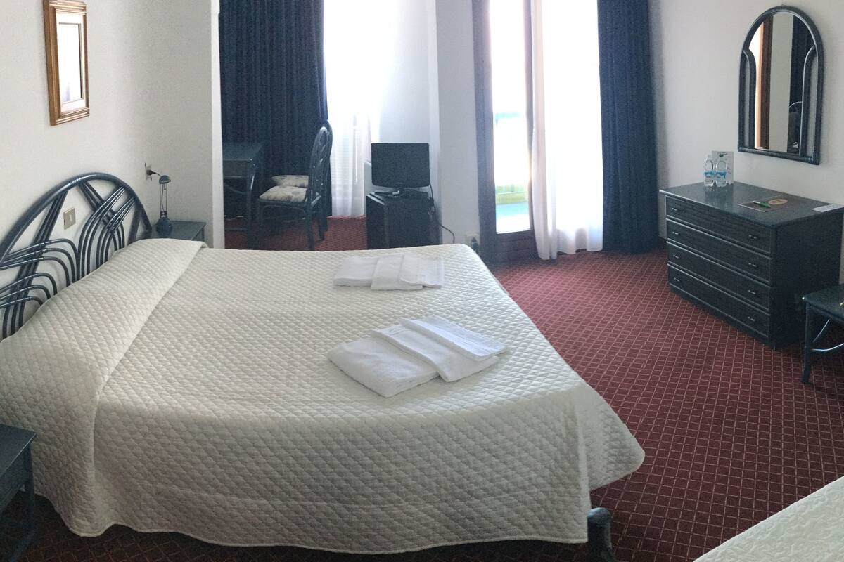 Frigobar, cofres nos quartos, escrivaninha