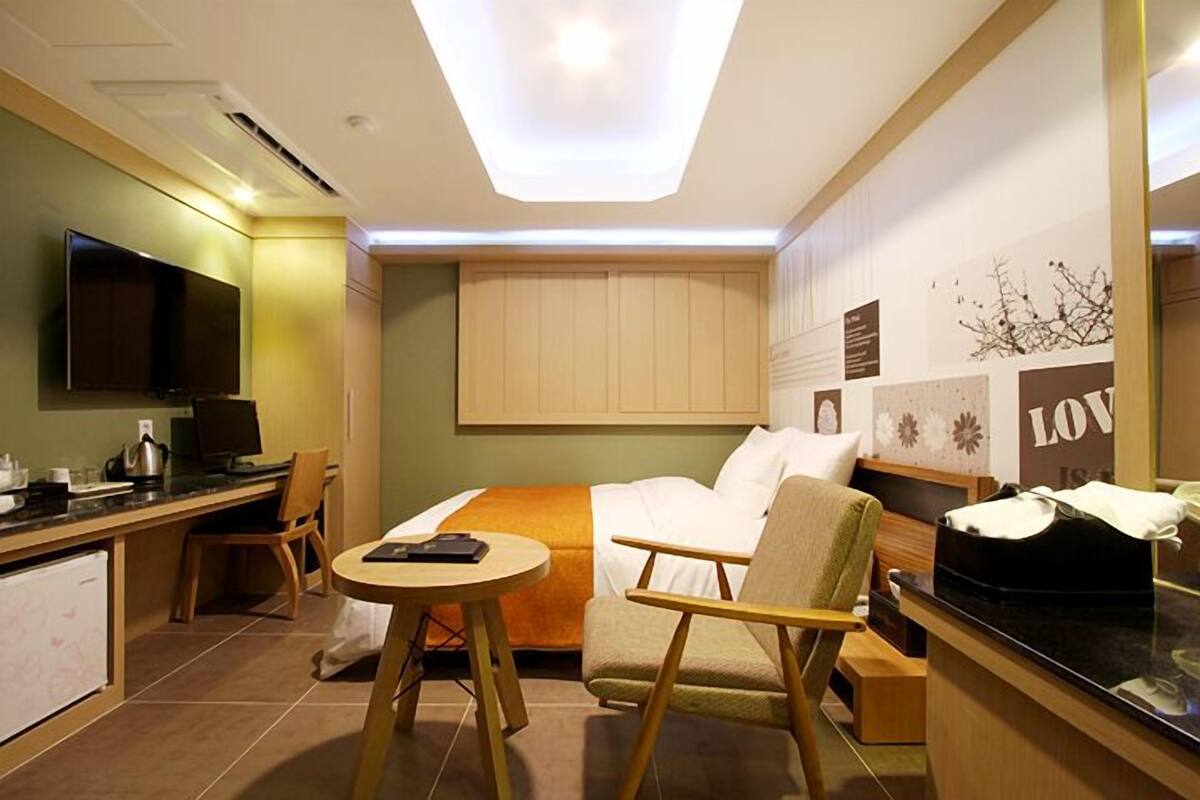 Standard Double Room | Desk, WiFi (free)