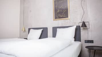 Classic-Doppelzimmer zur Einzelnutzung, 1 Schlafzimmer, Gartenblick, Erdgeschoss | 1 Schlafzimmer, hochwertige Bettwaren, Zimmersafe, Schreibtisch