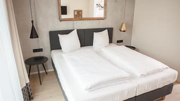 Familien-Vierbettzimmer, 2 Schlafzimmer | Hochwertige Bettwaren, Zimmersafe, Schreibtisch