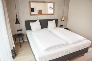 Ropa de cama de alta calidad y caja de seguridad en la habitación 