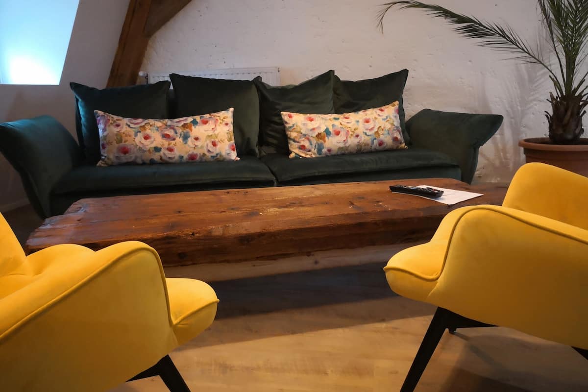 apartment, 2 bedrooms, kitchen | living area | 32-inch flat-screen tv with cable channels, tv