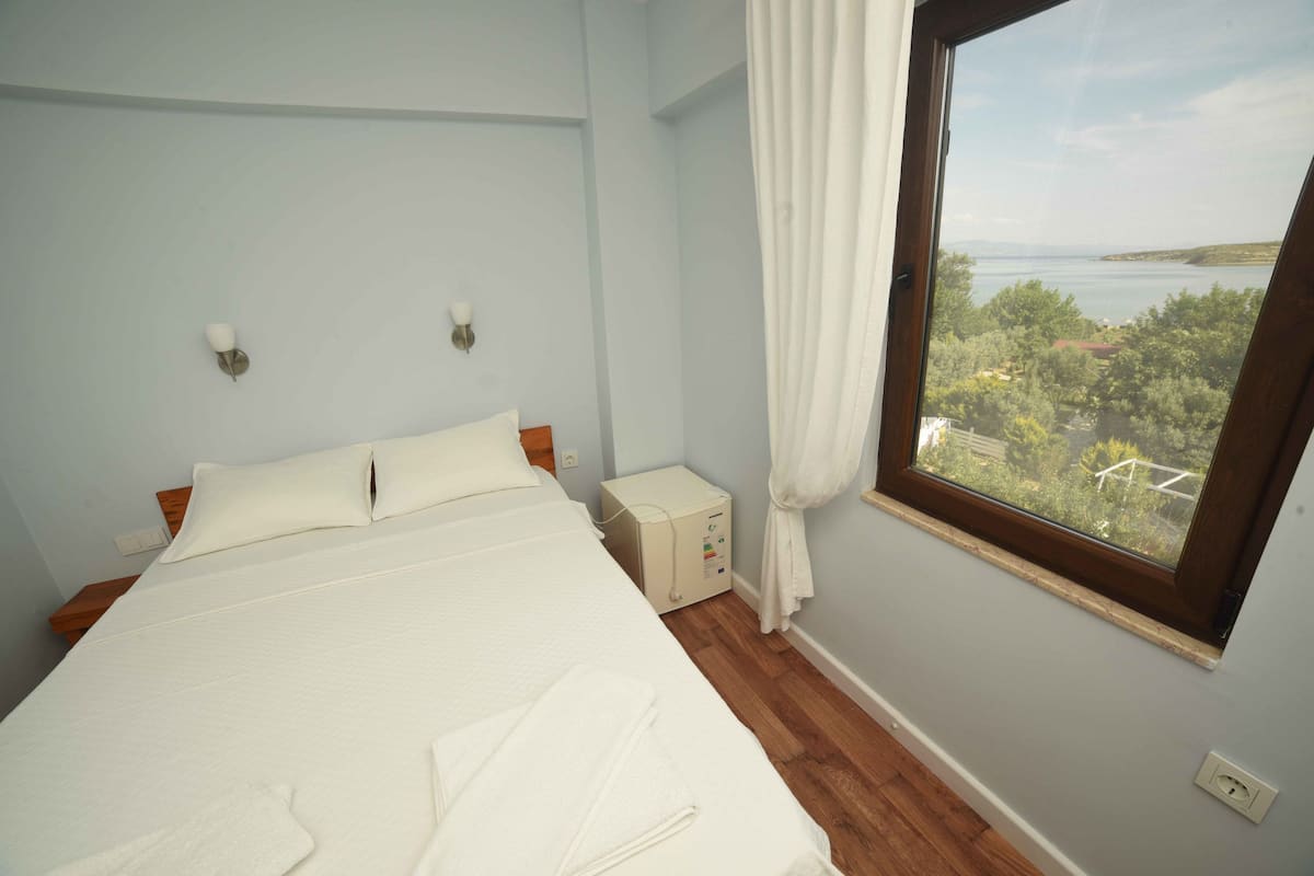 Minibar, wifi gratis y ropa de cama