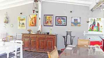 Café da manhã com buffet grátis todos os dias