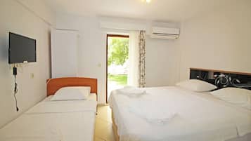 Habitación, vista al jardín, planta baja | Minibar, wifi gratis y ropa de cama