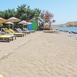 Plage privée, chaises longues, parasols