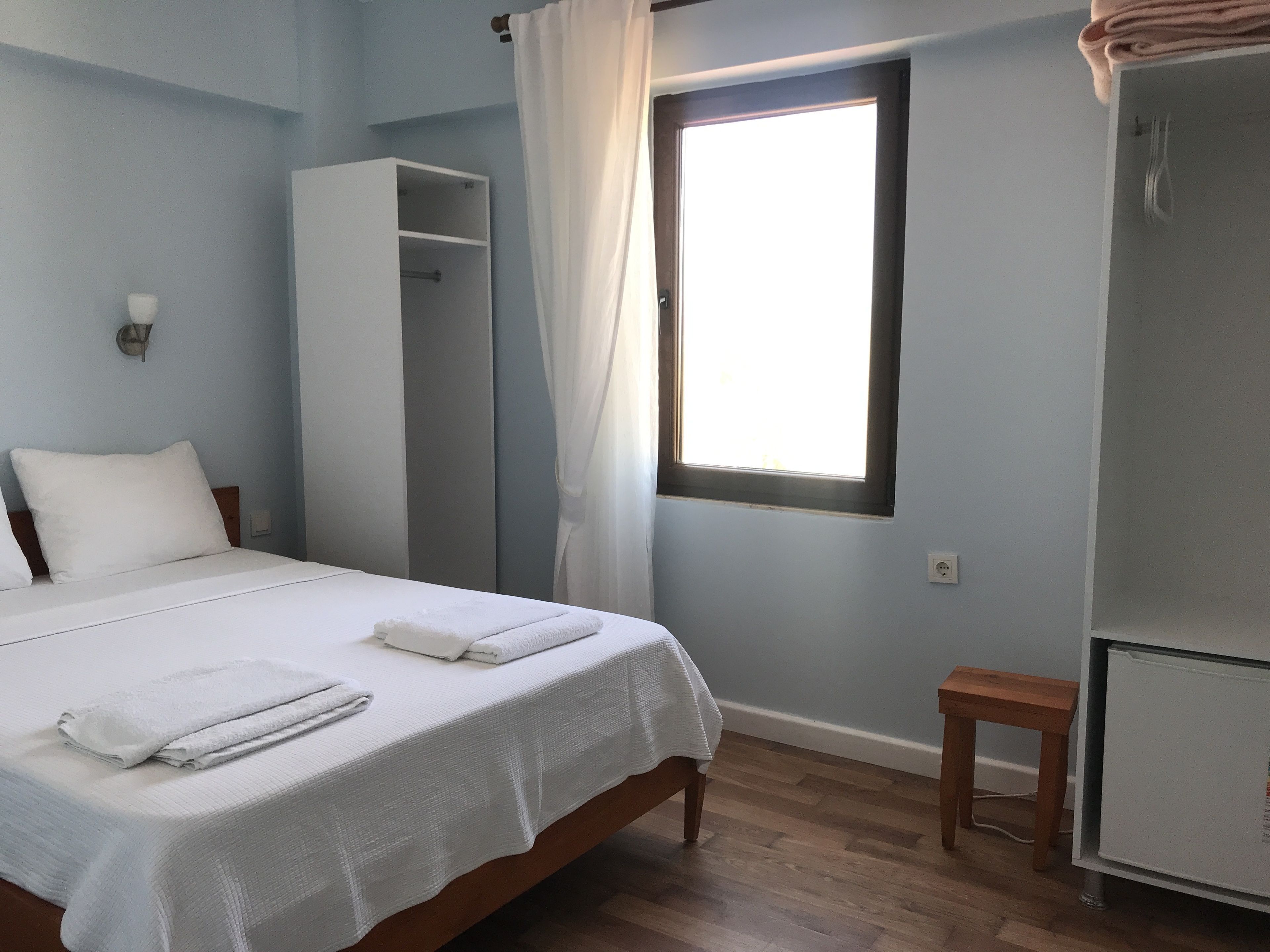 Minibar, wifi gratis, ropa de cama