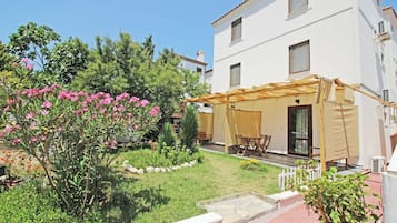 Room, Garden View, Ground Floor | Minibar, free WiFi, bed sheets